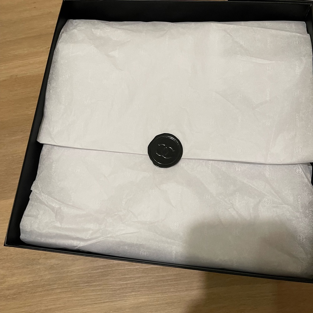 Chanel box plus empty boxes/envelopes/cards - Picture 6 of 7